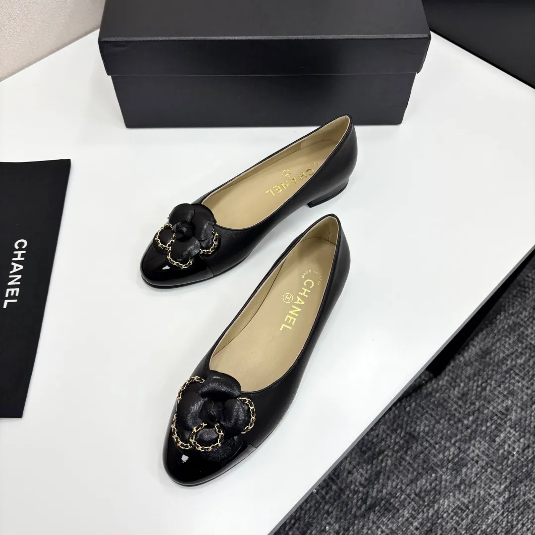👟👟Ex-factory price 580👟👟 CHANEL｜Chanel Chanel 25C early spring new product Camellia series flat shoes This season’s Camellia series is really beautiful😍 Grandma Xiang’s family has always been elegant and ladylike, full of high-end sense! It’s very nice on the feet~ Whether worn barefoot or paired with skirts or trousers, it’s very versatile! Incomparably beautiful! Extraordinarily fairy 🧚 Overwhelmingly girly‼ ️ The upper is made of imported lambskin, the lining is made of mixed sheepskin, and the Italian A-grade leather outsole Size: 35-39 (40/41 customized)